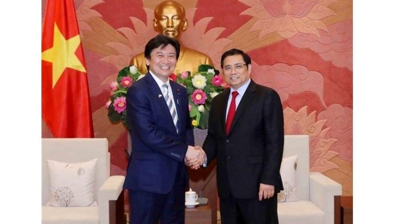 Politburo member Pham Minh Chinh receives Japanese Deputy Minister of Environment Arata Takebe in Hanoi on May 4. (Photo: VNA)