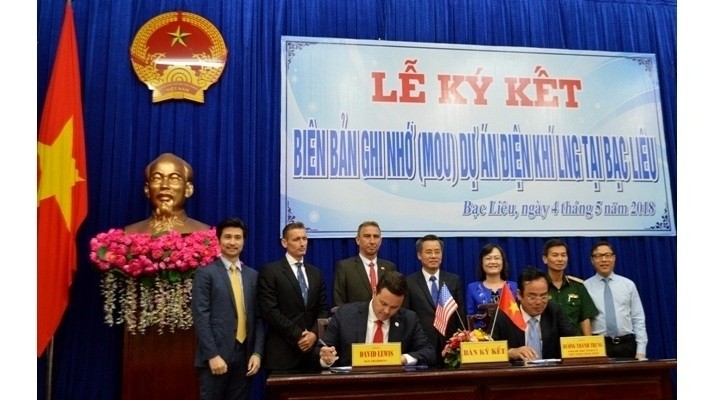 Representatives from Bac Lieu province and Energy Capital Vietnam sign the MoU. (Photo: NDO)