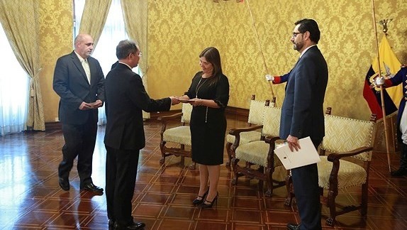 Ambassador to Ecuador Nguyen Ngoc Son presents credentials to acting President of Ecuador Maria Alejandra Vicuna.