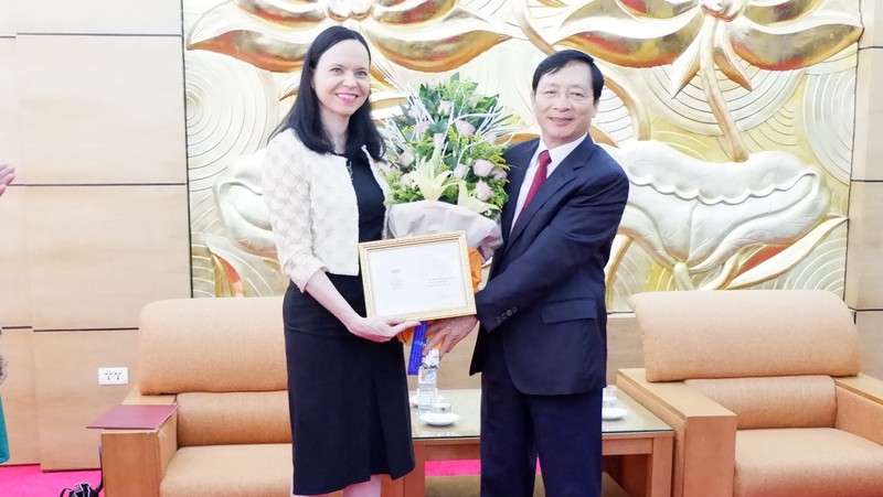 Outgoing Polish Ambassador to Vietnam Barbara Szymanowska (L) honoured with “For peace and friendship among nations” insignia (Photo: thoidai.com.vn)