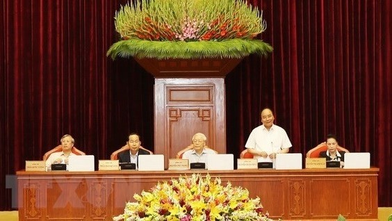 Prime Minister Nguyen Xuan Phuc (standing) presides over the meeting (Photo: VNA)