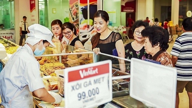 Customers shopping at a Vinmart supermarket. (Photo: NDO/Quoc Hop)