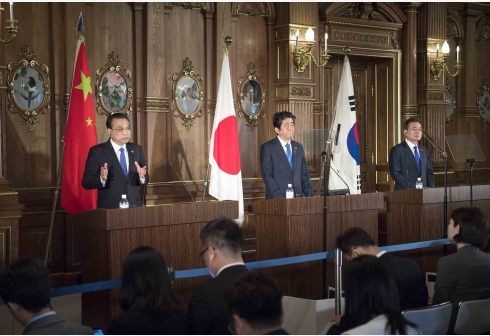 Chinese Premier Li Keqiang, Japanese Prime Minister Shinzo Abe and RoK President Moon Jae-in (L-R, back row) meet the press after the 7th China-Japan-RoK leaders' meeting in Tokyo, Japan, May 9, 2018. (Photo:Xinhua)