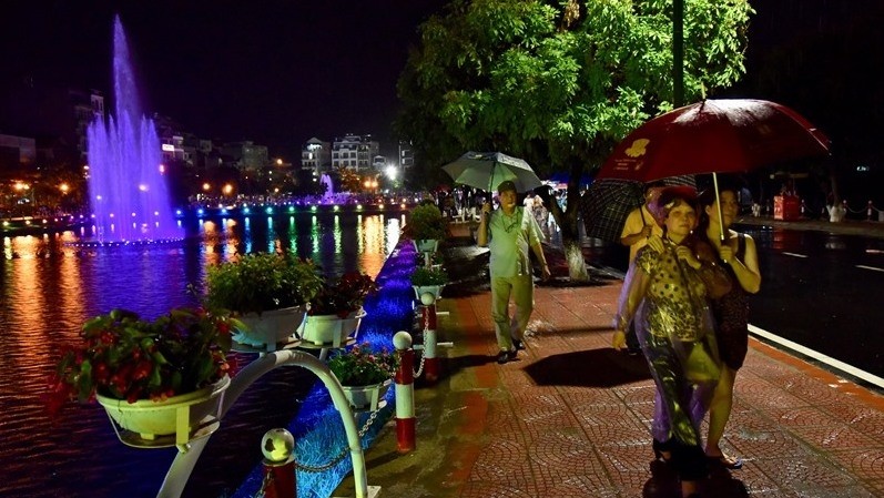 Hanoi inaugurates new pedestrian street along West Lake