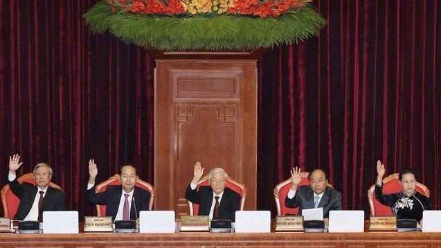 Party General Secretary Nguyen Phu Trong (C), President Tran Dai Quang, Prime Minister Nguyen Xuan Phuc,  NA Chairwoman Nguyen Thi Kim Ngan and permanent member of the Secretariat Tran Quoc Vuong vote to adopt the Resolution of the 7th plenary meeting of the 12th Party Central Committee (Source: VNA)