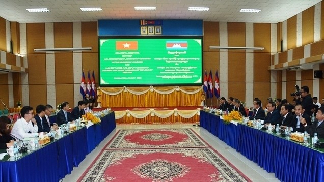 Vietnamese Deputy Minister of Industry and Trade Do Thang Hai and Cambodian Minister of Commerce Pan Sorasak held a working session in Phnom Penh on May 10. (Photo: NDO)