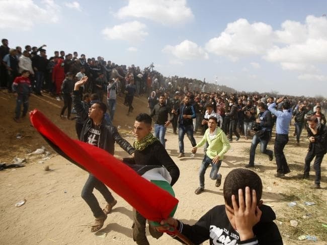 Palestinian protesters clash with Israeli troops along the Gaza Strip border. (Photo:AP)