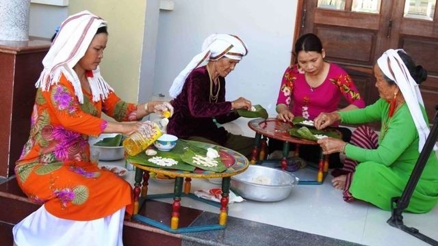 Cham women make traditional cakes for the Ramuwan festival