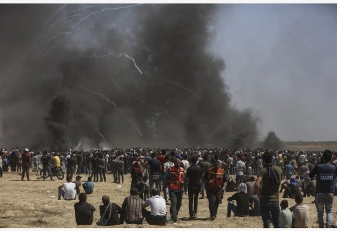 Palestinians clash with Israeli troops near the Gaza-Israel border, east of Gaza City, on May 14, 2018. (Photo:Xinhua)  