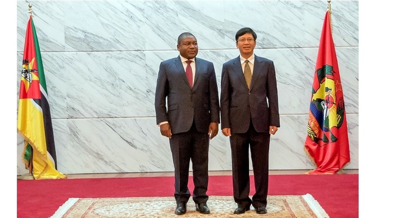 Vietnamese Ambassador to Mozambique Le Huy Hoang (right) presents his credentials to Mozambican President Filipe Nyusi. (Photo: MoFA) 