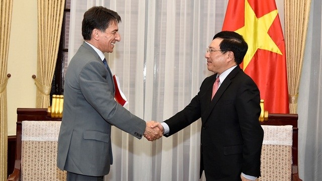 Deputy PM and FM Pham Binh Minh receives Greek Ambassador to Vietnam Ioannis E. Raptakis in Hanoi on May 16. (Photo courtesy to the Ministry of Foreign Affairs)