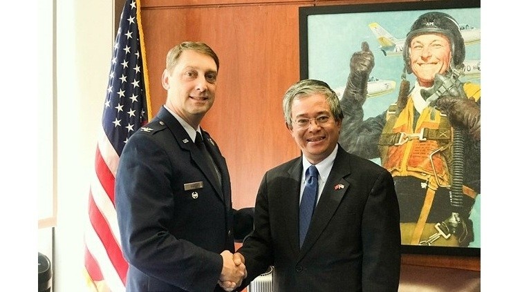 Vietnamese Ambassador to the US Pham Quang Vinh and USAFA vice Superintendent Colonel David Harris. (Photo courtesy to Vietnamese Ministry of Foreign Affairs)
