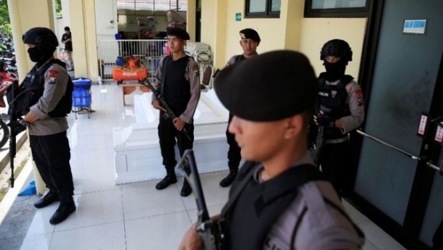 Anti-terror policemen stand guard at a police hospital in Surabaya, Indonesia, May 15, 2018. (Photo: Reuters)