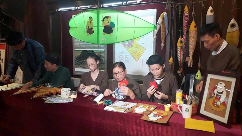 Artisans making traditional handicraft products (Photo: hanoimoi.com.vn)