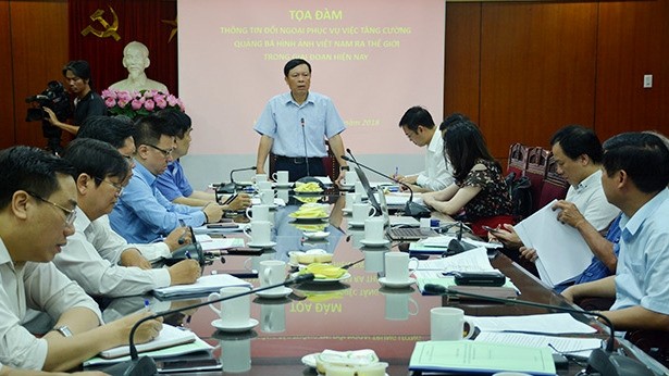Pham Van Linh, Deputy Head of the Party Central Committee's Commission for Communications and Education, speaks at the forum. (Photo: qdnd.vn)