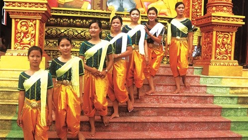 Khmer women dressed in costumes for celebrations (Photo: VNA)