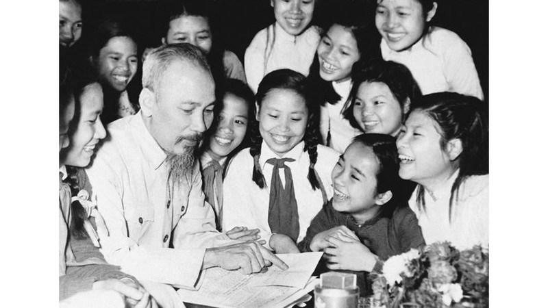 Pupils from Trung Vuong secondary school, Hanoi, meet with President Ho Chi Minh on his birthday in 1956.