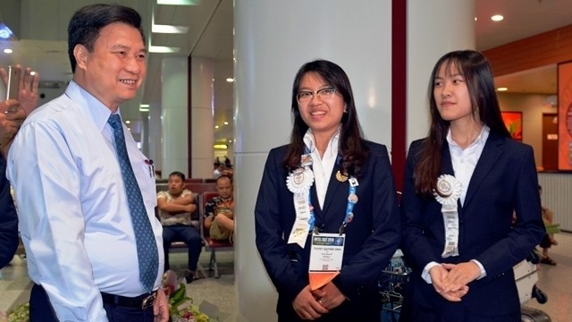 Two award-winning Vietnamese students are welcomed home by Deputy Minister of Education and Training Nguyen Huu Do.