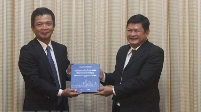 Vice Chairman of the Ho Chi Minh City People’s Committee Huynh Cach Mang (right) and former Japanese Ambassador to Vietnam Fukuda Hiroshi. (Source: VNA)