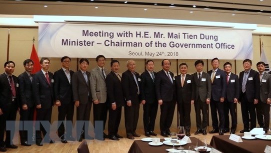 Minister and Chairman of the Office of the Government Mai Tien Dung (seventh from R) join a group photo with Korean investors. (Photo: VNA)
