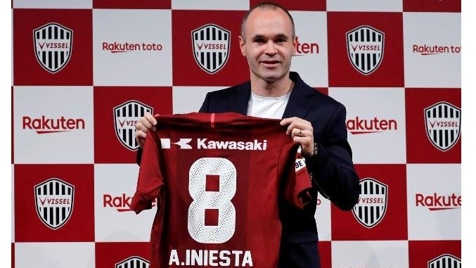 Andres Iniesta poses with a Vissel Kobe shirt after signing for the club. (Photo: Reuters)