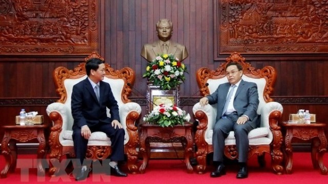 Vice President of the Vietnam Fatherland Front Central Committee Hau A Lenh (L) met President of the Lao Front for National Construction Saysomphone Phomvihane. (Photo: VNA)