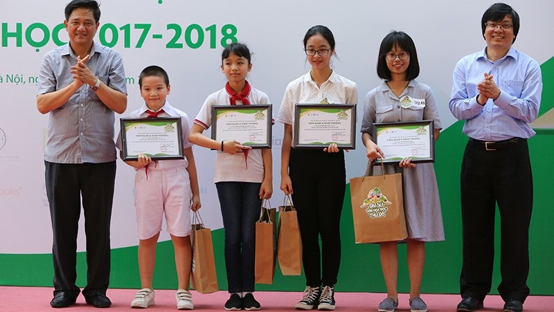 Hanoi students honoured as ‘Ambassadors of Reading Culture’ (Photo: thethaovanhoa.vn)