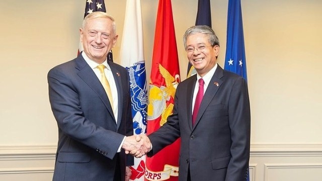 Vietnamese Ambassador to the US Pham Quang Vinh meets with US Secretary of Defence James Mattis. (Photo: MOFA)