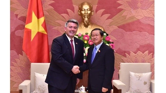NA Vice Chairman Do Ba Ty meets with Chairman of the Subcommittee on East Asia, the Pacific and International Cybersecurity Policy of the US Senate Foreign Relations Committee, Senator Cory Gardner, in Hanoi on May 28. (Photo: daibieunhandan.vn)