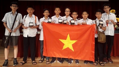 Vietnamese students holding a national flag at the APMOPS 2018 (Photo: vnexpress.net)