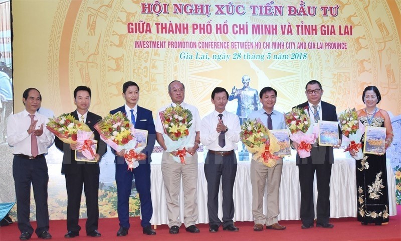 The People's Committee of Gia Lai province grants investment certificates to investors (photo: hcmcpv.org.vn)