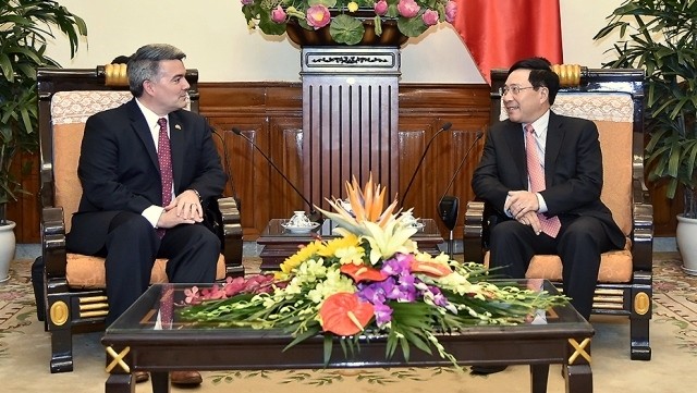 Deputy PM cum FM Pham Binh Minh hosts a reception for a delegation from the US Senate Foreign Relations Subcommittee on East Asia, the Pacific and International Cybersecurity Policy, led by its Chairman, Senator Cory Gardner, in Hanoi on May 28. (Photo: VGP)