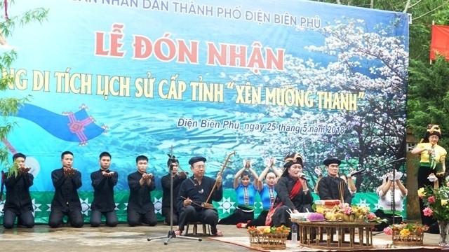 A ritual offering of Xen Muong festival was recreated on the stage at a ceremony held in Dien Bien Phu city on May 25 to receive a certificate honouring the festival as a provincial historical heritage (Photo: Le Lan)