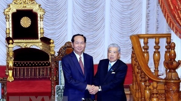 President Tran Dai Quang (left) shakes hands with Chuichi Date, Speaker of House of Councillors of the Japanese National Diet during their meeting in Tokyo on May 30. (Photo: VNA)
