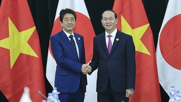 President Tran Dai Quang receives Japanese Prime Minister Shinzo Abe in Da Nang in November 2017 on the occasion of his participation in the APEC Economic Leaders’ Week 2017. (Photo: VNA)