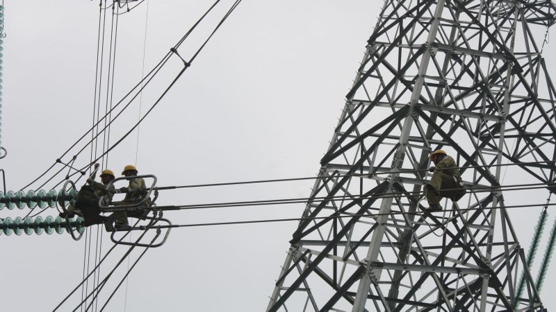 Workers are repairing the 500kV transmission line.
