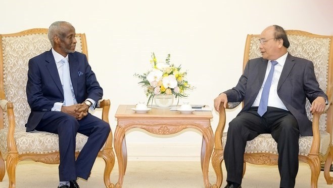 Prime Minister Nguyen Xuan Phuc on May 30 hosts a reception for newly-appointed Sudanese Ambassador to Vietnam Mohamed Elmurtada Mubarak Ismail Siraq. (Photo: VNA)