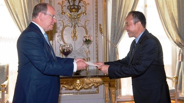 Vietnamese Ambassador to Monaco Nguyen Thiep (right) presents his credentials.