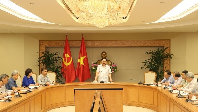 Deputy PM Vuong Dinh Hue, who is also Head of the Government’s Steering Committee on Price Management, speaks at the meeting. (Photo: VGP)