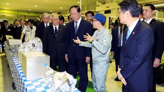 President Tran Dai Quang (C) visits Koganei Seiki Co. (Photo: VNA)