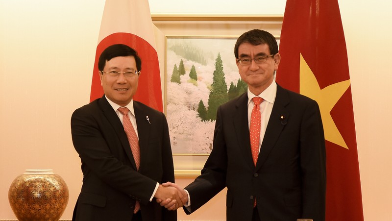 Deputy Prime Minister and Foreign Minister Pham Binh Minh (L) and Japanese Foreign Minister Taro Kono (Photo: MOFA)