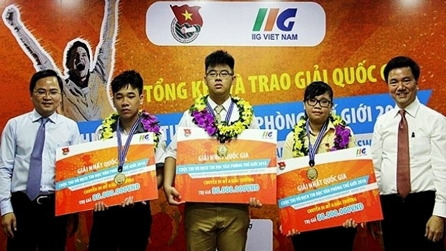 The three winners of the Microsoft Office Specialist World Championship 2018 in Vietnam. (Photo: NDO/Linh Phan)