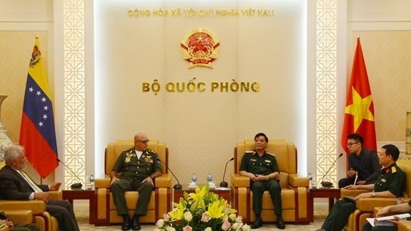 Major General Ngo Minh Tien, Deputy Chief of the General Staff of the Vietnam People’s Army (VPA) (right), and Lieut. Gen. Omar Alexis Montes Meza who led a delegation of Venezuela’s Strategic Command Operations of the Bolivarian National Armed Forces to Vietnam. (Source: VNA) 