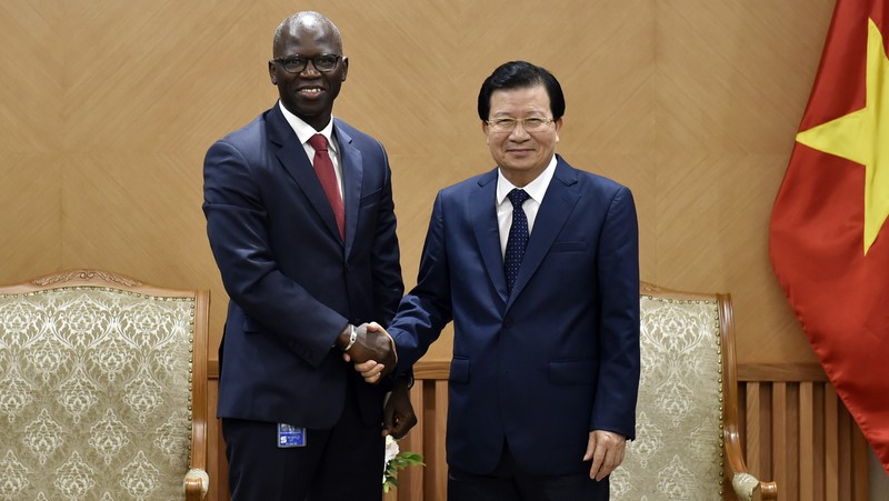 Deputy Prime Minister Trinh Dinh Dung (R) receives WB Country Director for Vietnam Ousmane Dione on May 29 (Photo: VGP)