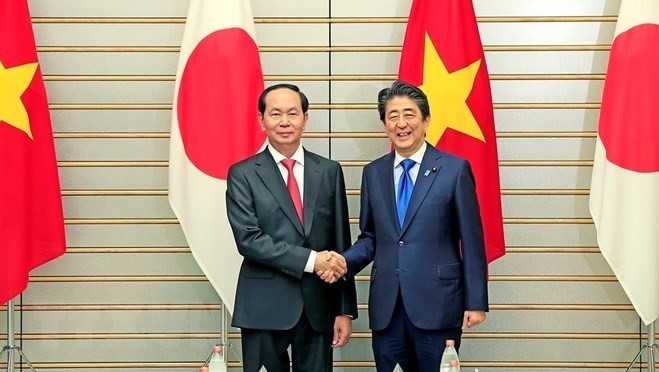 President Tran Dai Quang (L) and Japanese Prime Minister Shinzo Abe in their meeting in Tokyo on May 31. (Photo: VNA)