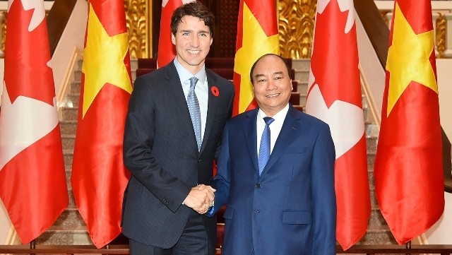 PM Nguyen Xuan Phuc (R) receives his Canadian counterpart, Justin Trudeau, in Hanoi in November 2017. (Photo: VGP)