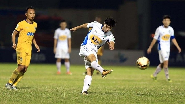 Favourite striker Nguyen Cong Phuong seals a precious triumph for Hoang Anh Gia Lai by firing an eye-catching powerful strike from long distance.
