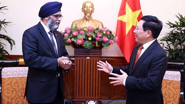 Deputy PM and FM Pham Binh Minh (right) receives Canadian Defence Minister Harjit Singh Sajjan in Hanoi on June 4. (Photo: VGP)