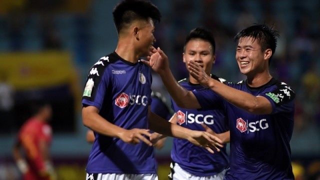 Hanoi FC continue to top the V.League table after beating Sanna Khanh Hoa 4-0 on Sunday. (Photo: NDO/Tran Hai)