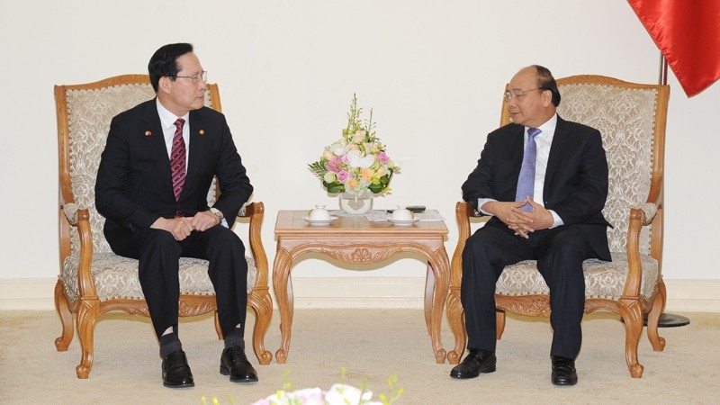 Prime Minister Nguyen Xuan Phuc (R) receives RoK Defence Minister of the Song Young-mooi (Photo: NDO/Tran Hai)